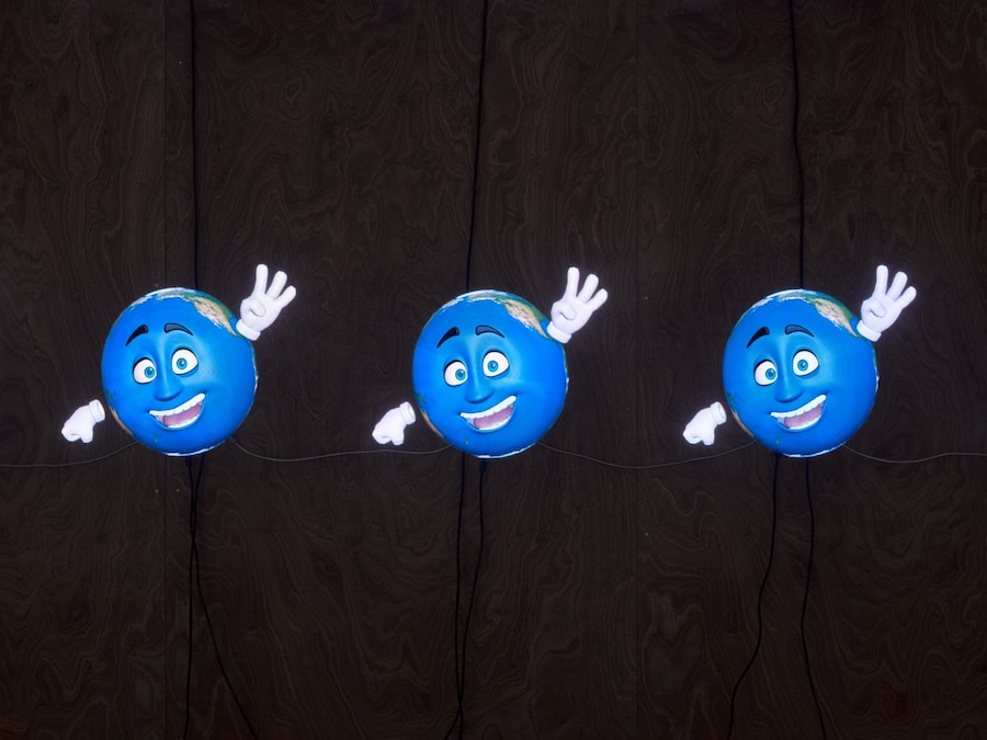 Jordan Wolfson’s ARTISTS FRIENDS RACISTS 4