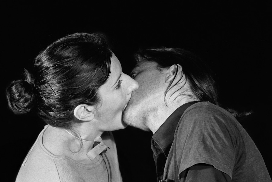 Ulay/Abramović, “Breathing in, Breathing out” (1977) 12