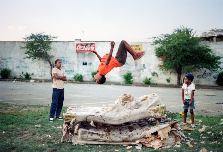 Jamel Shabazz, “Flying High. Brownsville, Brooklyn” (1982) 3