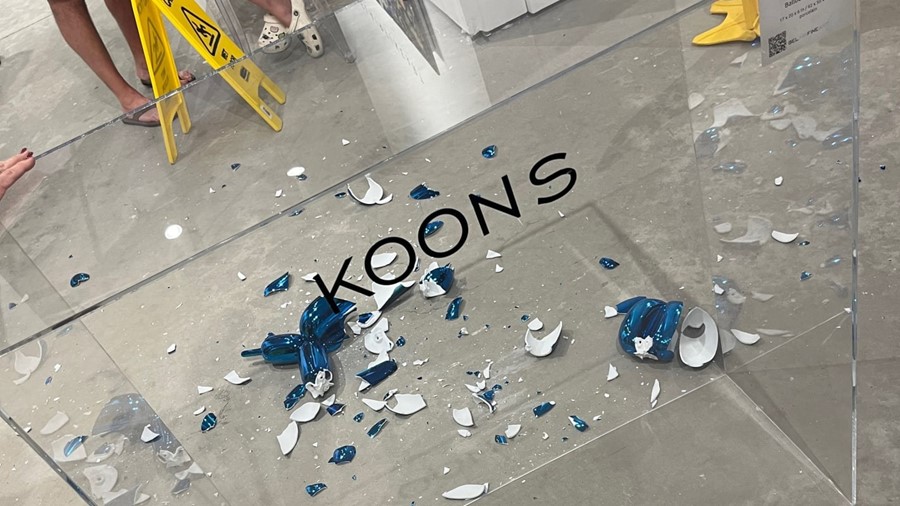 Jeff koons shattered balloon dog