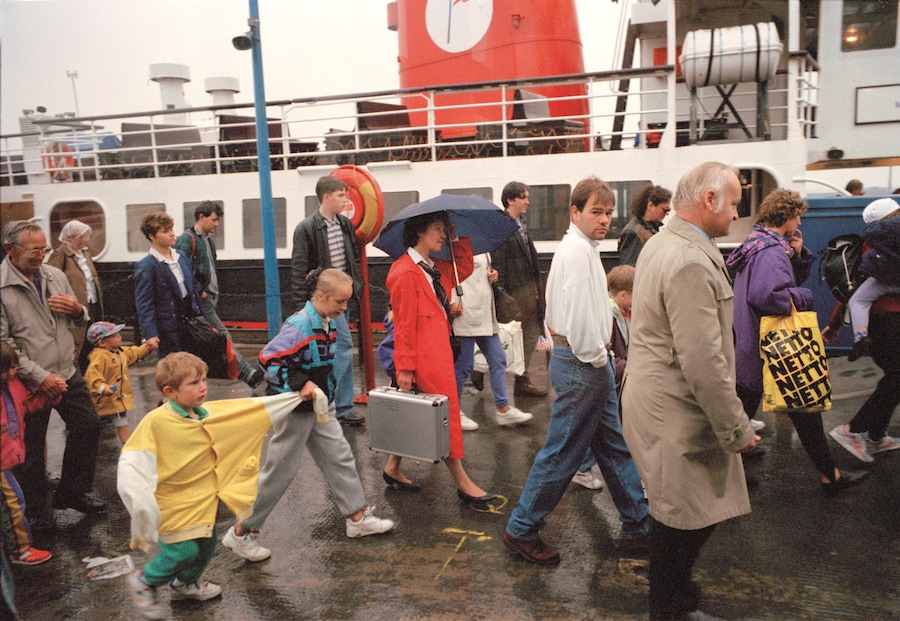 Disembarking, landing stage (change in the weather) 8
