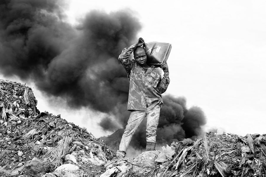 Mário Macilau, &quot;Hulene Dumpsite (2)&quot; (2015) 6