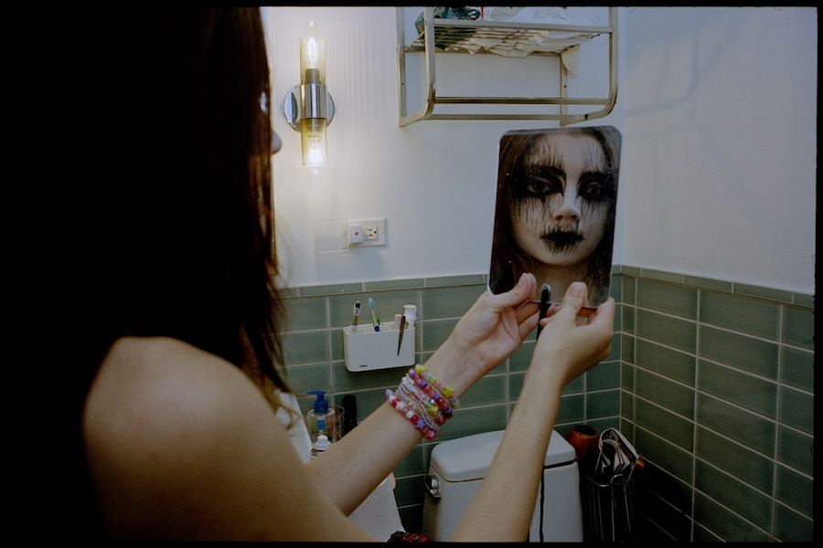 Gracie in mirror face paint 001 4