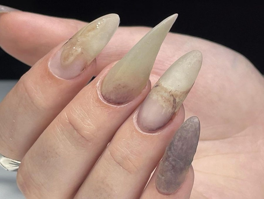 Grotesque rotten gross nails trend 5