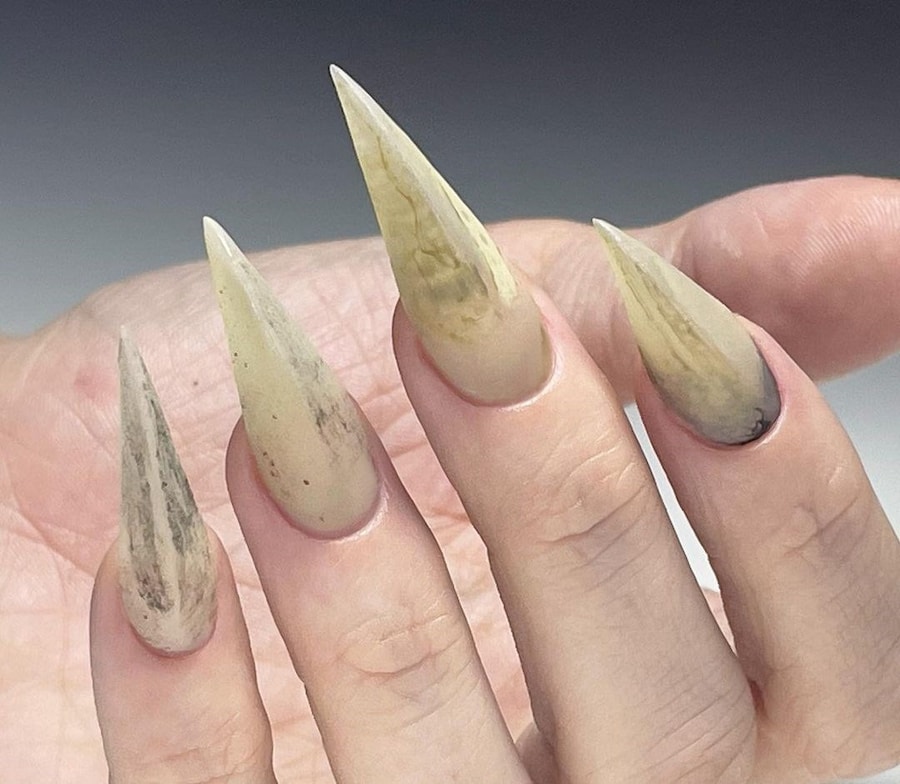 Grotesque rotten gross nails trend 11