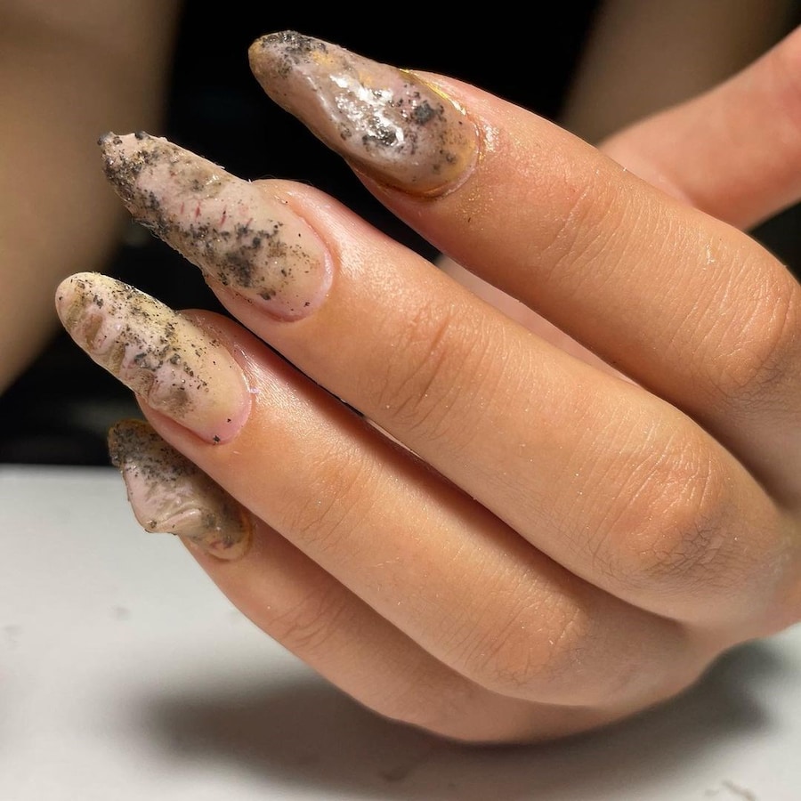Grotesque rotten gross nails trend 15