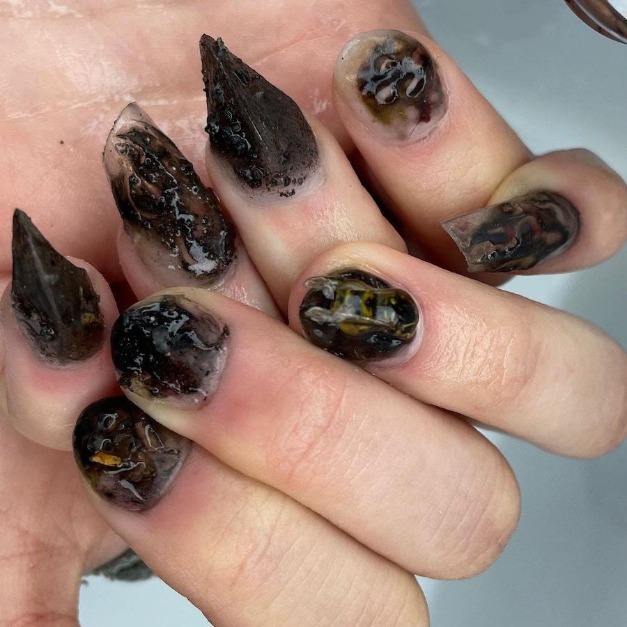 Grotesque rotten gross nails trend 17