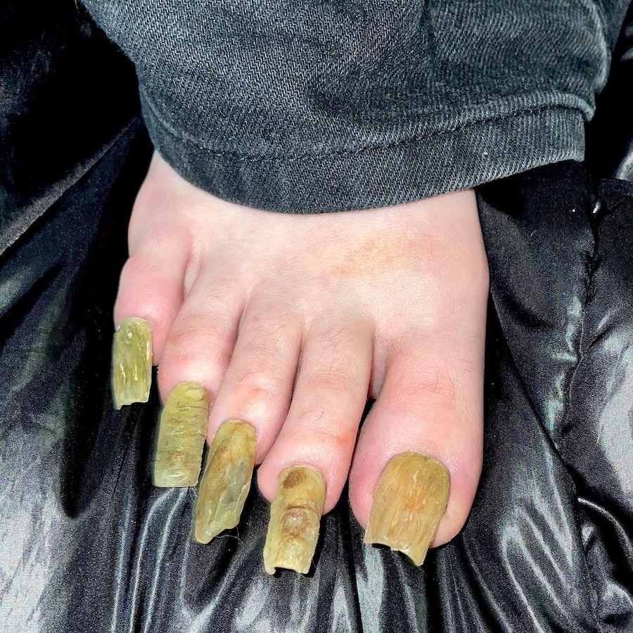 Grotesque rotten gross nails trend 6