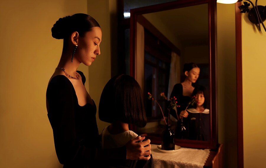 Yu Li, A Hole in the Wall 12