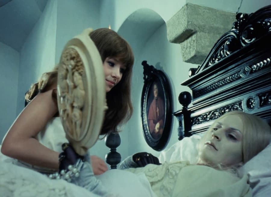 Valerie and Her Week of Wonders (1970) 15