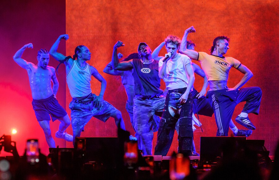 TROYE SIVAN TOUR LOOKS 0