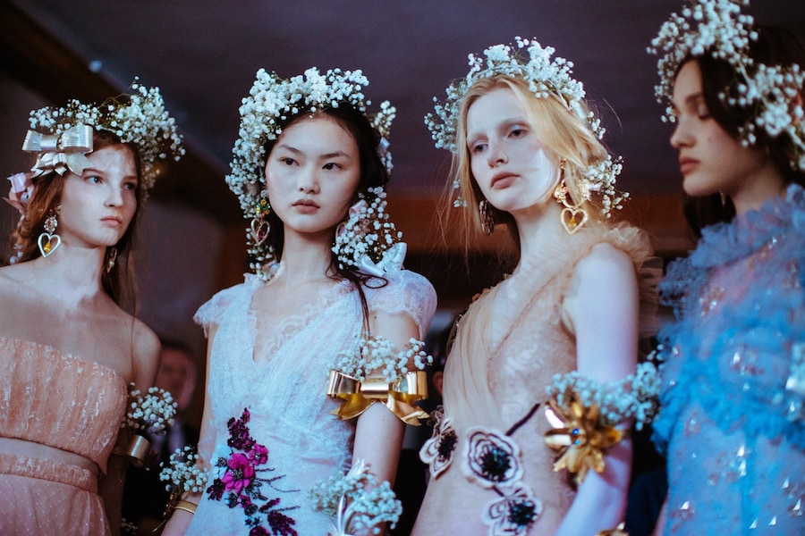 The Brief History of Wearing Flowers in your Hair 4