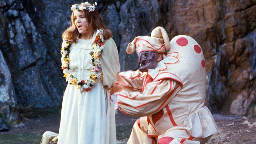 The Brief History of Wearing Flowers in your Hair 8