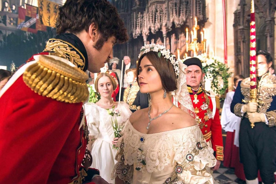 The Brief History of Wearing Flowers in your Hair 14