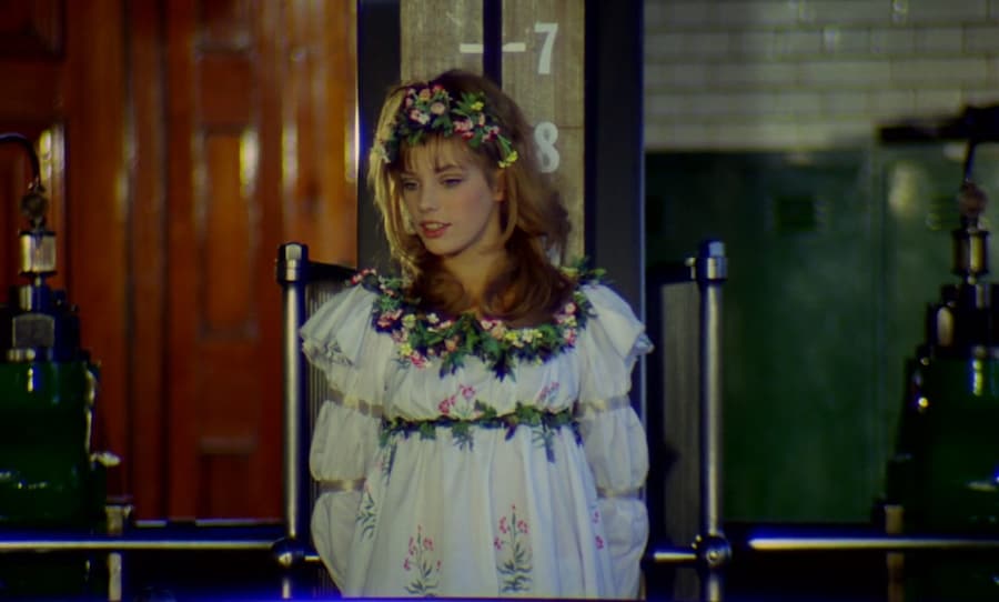The Brief History of Wearing Flowers in your Hair 0