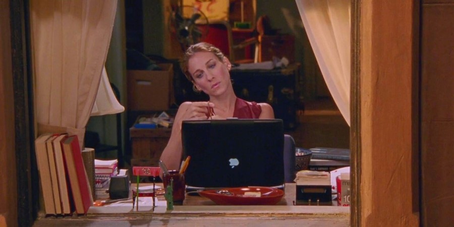 carrie-writing-on-her-laptop-on-satc