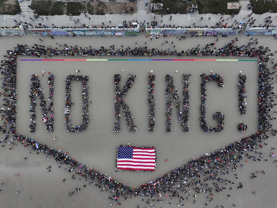 &#39;NO KINGS&#39;&#39; Human Banner at San Francisco&#39;s Ocean Beach 0