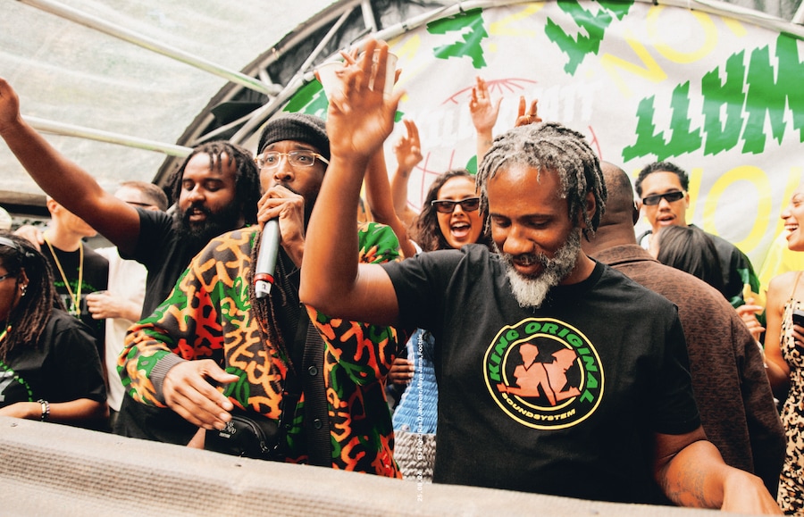 251022_BENJ_Deviation_Interior_353-400_4-4_Colour_ 2