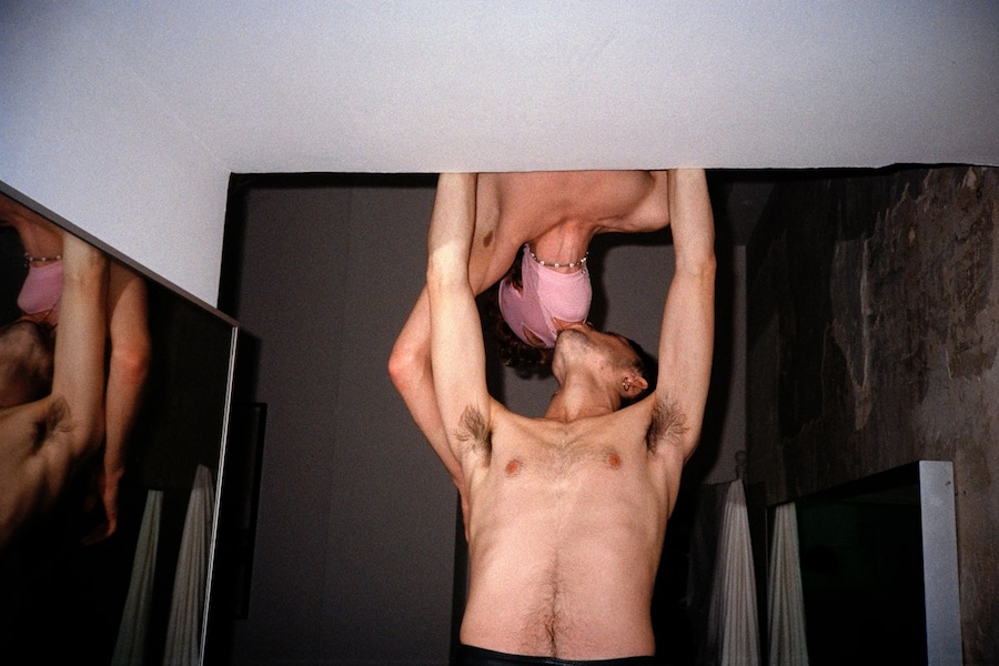 Kissing upside down, Berlin 2021 10