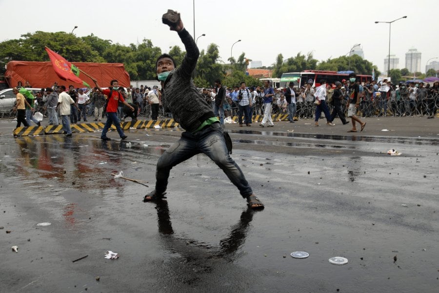 Anti-government protesters hurl rocks at police o 12