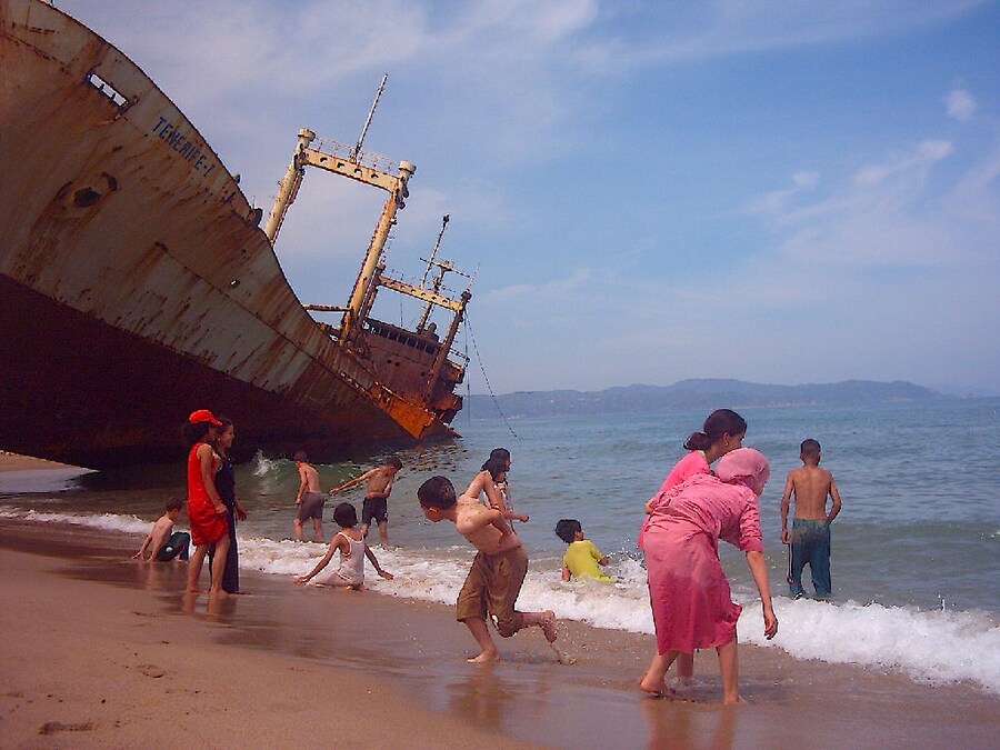 China Is Still Far (Wa Laou fil Seen / La Chine es 2