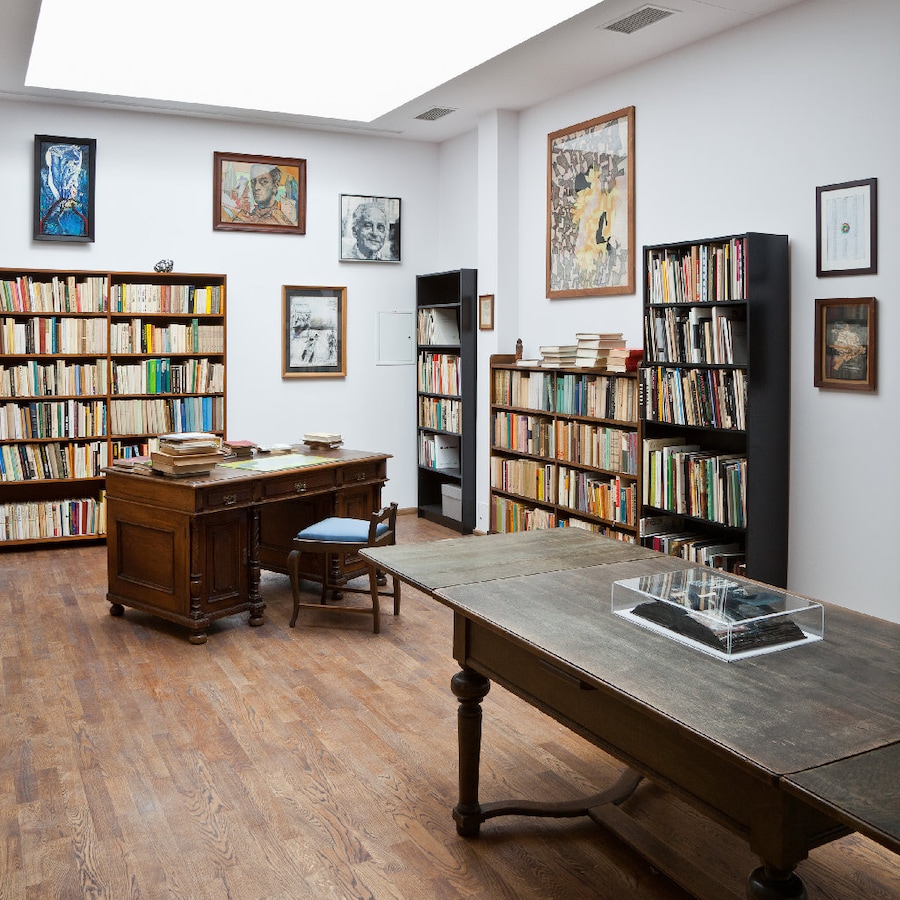 Porębski: Mieczyslaw Porebski&#39;s Library 13