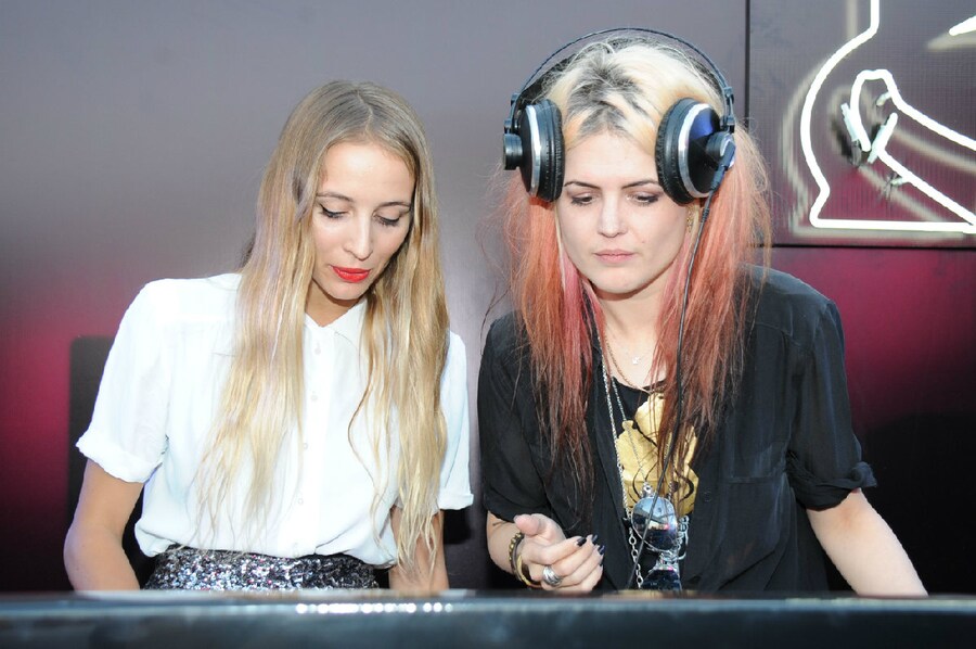 Harley Viera Newton and Alison Mosshart 4
