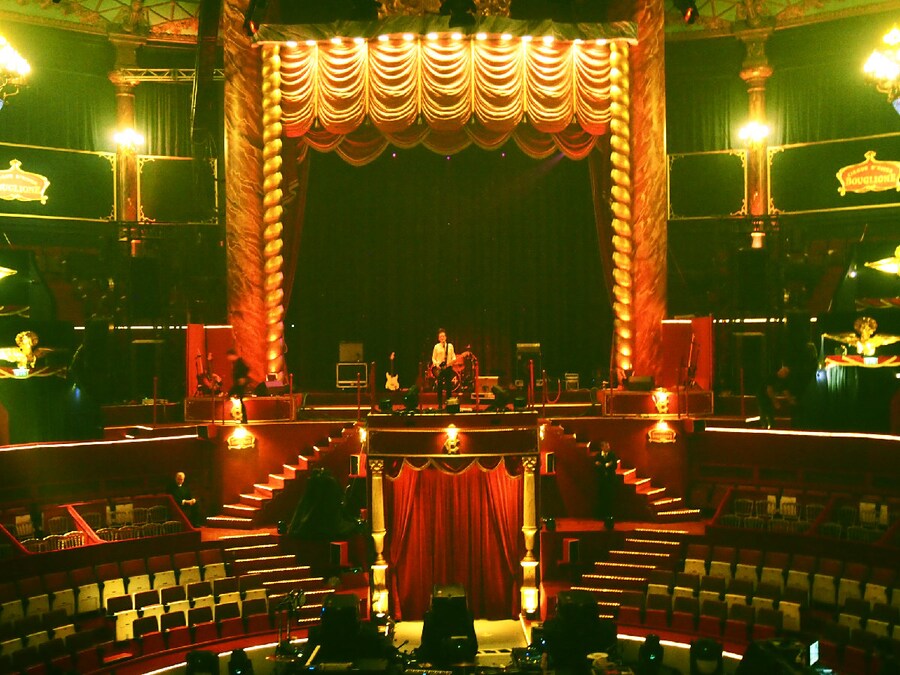 Sound check at Cirque D'Hiver, Paris. The xx playe 7