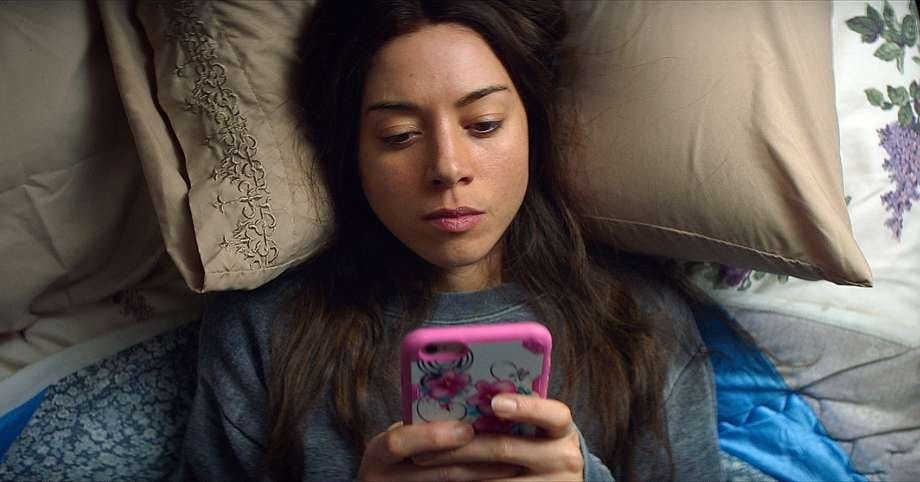 Ingrid Goes West Aubrey Plaza phone Instagram obsession